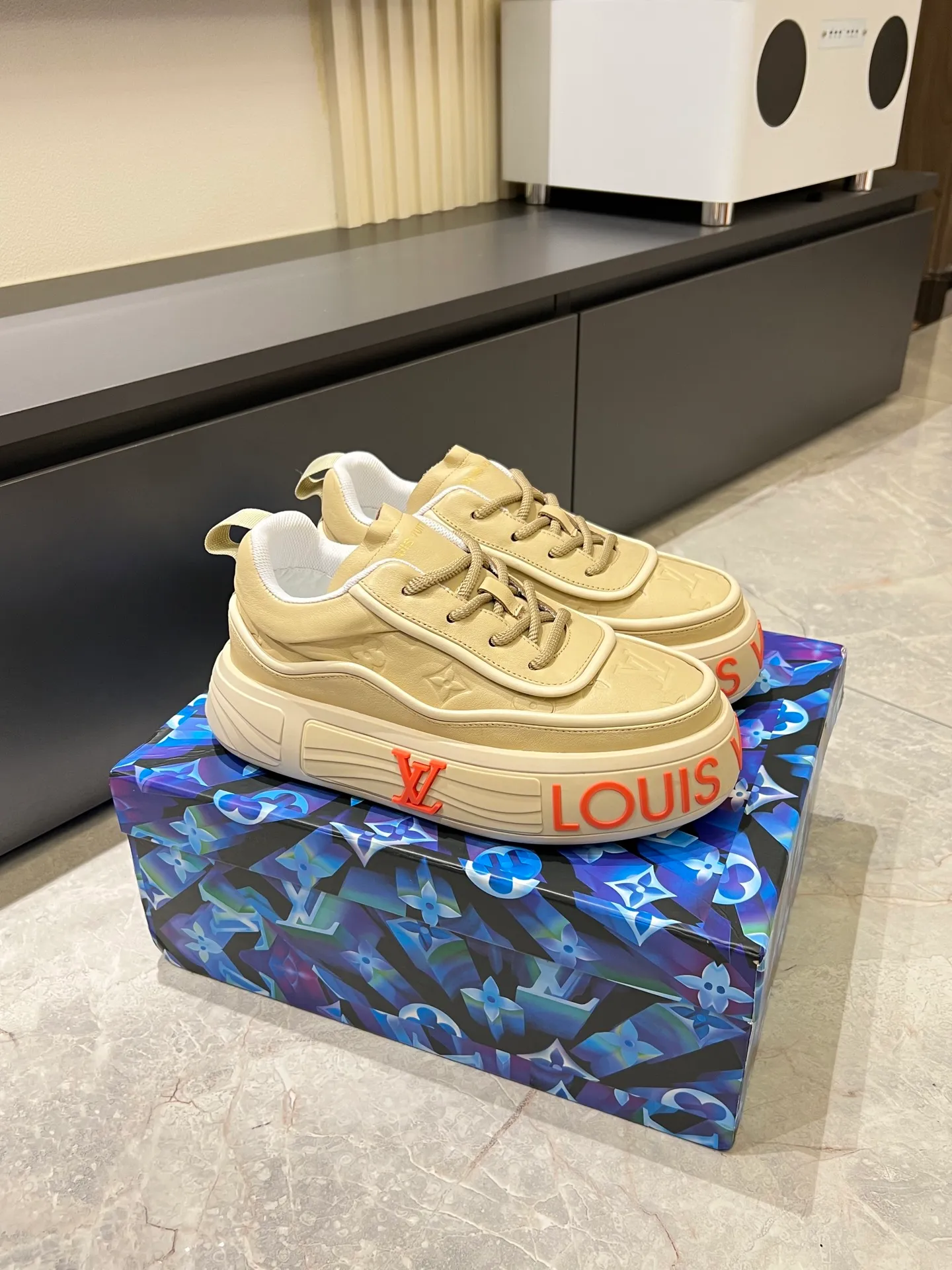 p560 "LOUI* VUITTO*" popular men's casual shoes, genuine development in Italy💯Purchase level quality✔️The upper is made of official website material first-layer cowhide, comfortable and soft sheepskin feet⚡️Fashionable and versatile. The toe last shape is firm and full, and the soles are made from LV original molds and can be freely entered and exited the counter. They are light and comfortable on the foot~purely handmade, details determine the quality! Size:39-44, (38.45 customized)